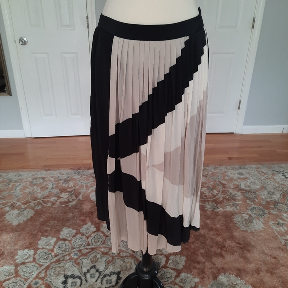 Tibi Dresses & Skirts - Tibi midi silk skirt.